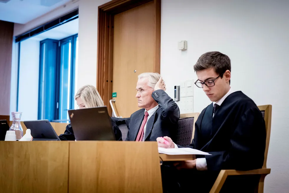 Fra venstre advokat Christel Søreide, styreleder i Lorentzen og Stemoco, Gunnar Rydning, og Eirik Skoglund Knudsen i retten onsdag. Foto: Skjalg Bøhmer Vold