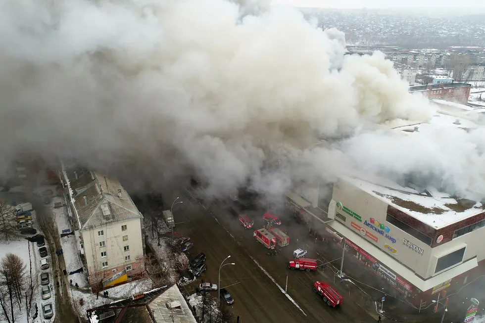 Mange har omkommet og mange er savnet i brannen i kjøpesenteret i byen Kemerovo i Sibir. Foto: AP/NTB Scanpix