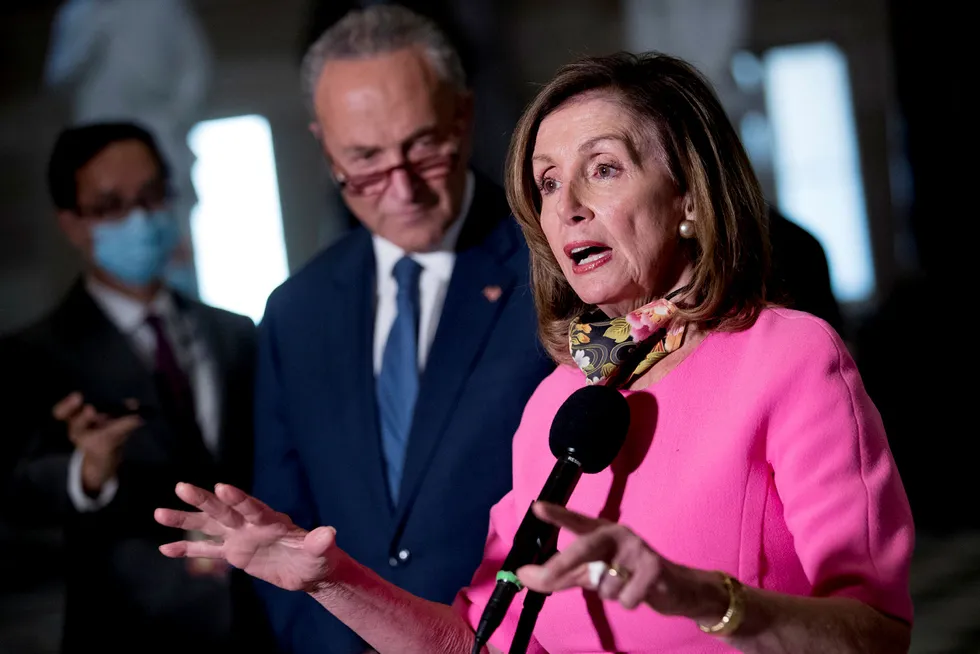 Lederen for Representantenes hus, Nancy Pelosi, og Demokratenes leder i Senatet, Chuck Schumer, beklager at det ennå ikke har vært mulig å bli enig med Republikanerne om en ny krisepakke