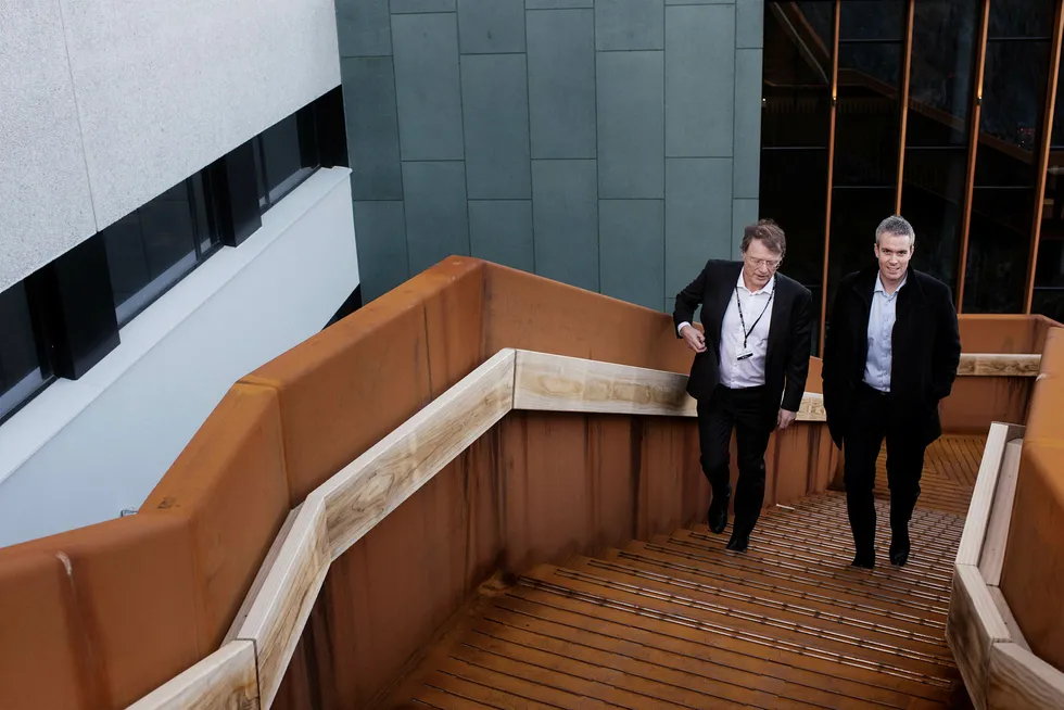 Sjefstrateg Peter Hermanrud i Sparebank 1 Markets og Skagen-forvalter Øyvind Fjell stiger opp trappene ved Atlantic Hotel. Hotellet er pusset opp for en halv milliard gjennom oljekrisen, et mulig tegn på ny vestlandsoptimisme. Foto: Marie von Krogh