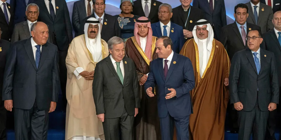 FNs generalsekretær António Guterres (i midten foran) sammen med Egypts president Abdel Fattah El-Sisi (til h) på klimatoppmøtet i Sharm el-Sheikh mandag.