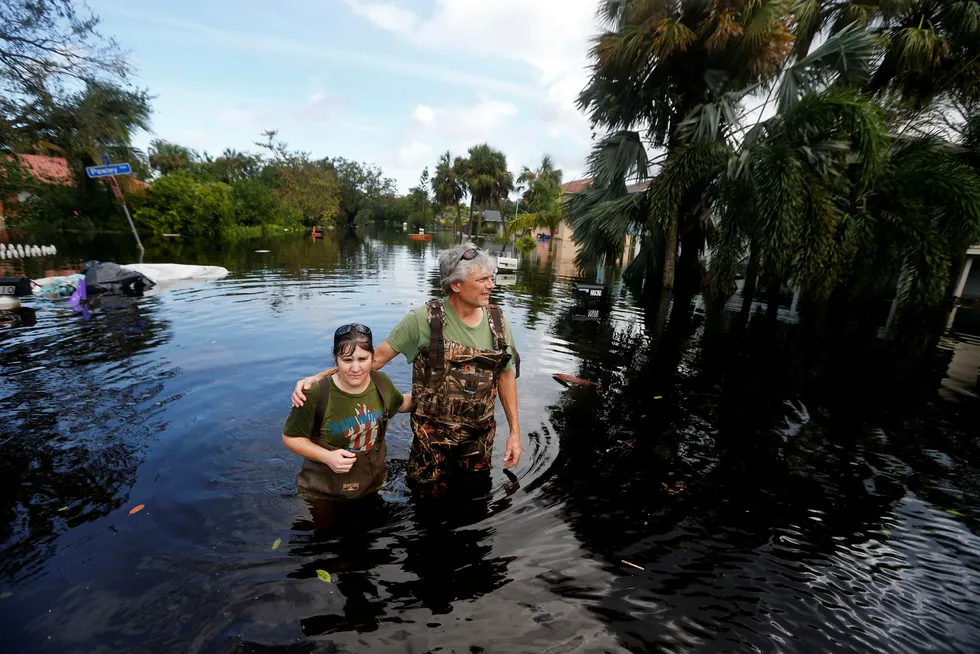 Sola skinner i Bonita Springs i Florida da innbyggere vendte tilbake for å se på ødeleggelsene fra oversvømmelsene mandag. Foto: Gerald Herbert / AP / NTB scanpix