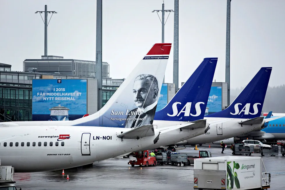 – Etterspørselssituasjonen er veldig usikker, og billettprisen kan bli flyselskapenes lokkemiddel for å få fylt flyene hvis passasjerenes reiselyst i første omgang er lav, skriver analytiker Jacob Pedersen i Sydbank.
