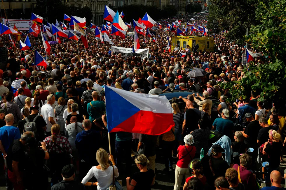 Titusener av tsjekkere demonstrerte lørdag mot høye energipriser, regjeringen, Nato og EU, og krevde nøytralitet i Ukraina-konflikten.