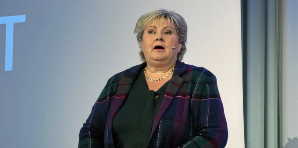Former Prime Minister Erna Solberg said that if the government issues an invite for formal talks on its salmon tax proposals, the Conservative Party would be prepared to attend.
