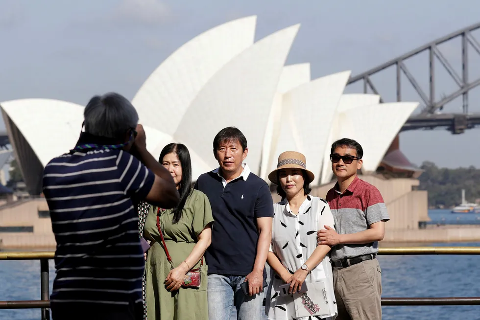 Regjeringen i Australia innfører innreiseforbud for reisende fra Kina. Bildet viser turister foran Operahuset i Sydney.