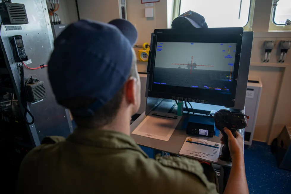 En soldat i den israelske marinen følger med på gassfeltet Leviathan på en dataskjerm, om bord på det israelske marineskipet «Atzmaut», i Middelhavet. Å beskytte Israels naturgassplattformer i Middelhavet, som står for 75 prosent av landets elektrisitet er blant sjøforsvarets viktigste oppgaver. Bildet er tatt i 2021.