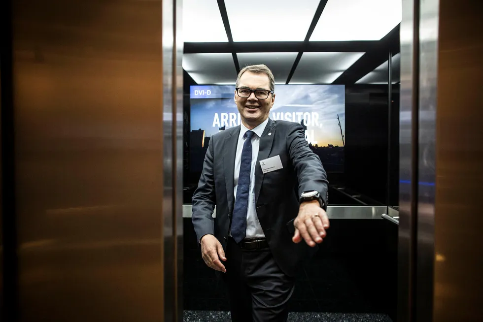– Det går sakte, men sikkert i riktig retning, sier Hydros toppsjef Svein Richard Brandtzæg. Her fra heisen på vei inn til Hydros årlige kapitalmarkedsdag i London torsdag.