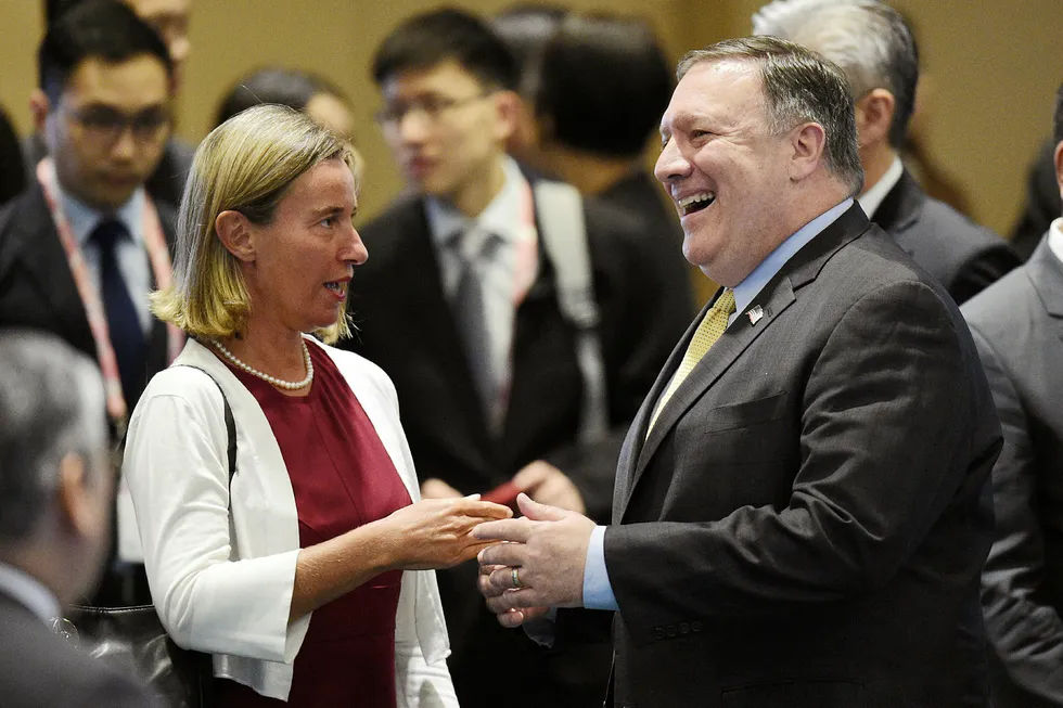 EUs utenrikssjef Federica Mogherini er ikke fornøyd med USA. Amerikanerens utenriksminister Mike Pompeo var i godt humør under et møte i Singapore i helgen.