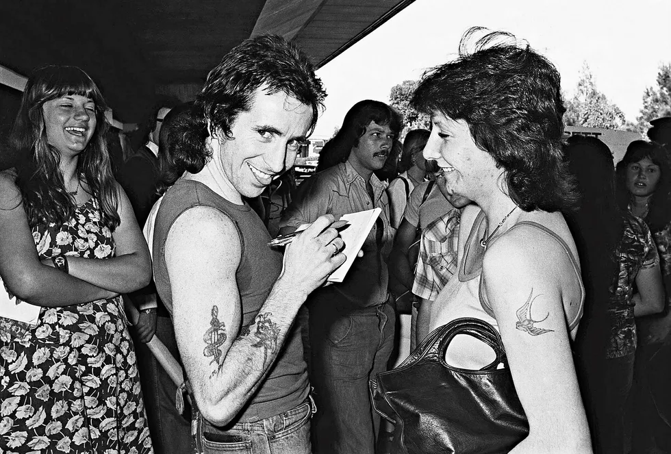 Ain't nothing wrong with being sexy. Bon Scott fra AC/DC signerer autografer i Sydney i 1976. Foto: The Sydney Morning Herald/Fairfax Media via Getty Images