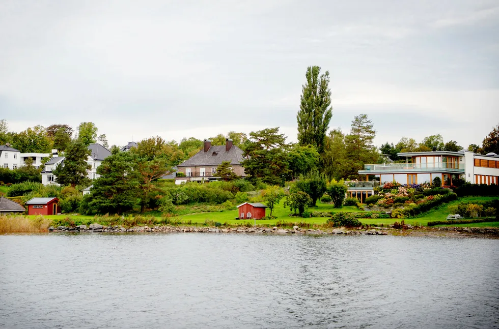 Egil Stenshagen bor i huset til høyre, mens Karl Johan Sunde er nærmeste nabo. Den omstridte boden står nede i venstre bildehjørne.