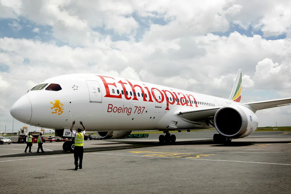 Et Ethiopian-fly takser inn til standplass på flyplassen i Nairobi, Kenya. Bildet viser en Boeing 787 Dreamliner, ikke ulykkesflytypen, Boeing 737 Max 8.