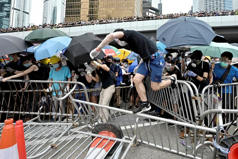 Etter uker med massive og stort sett fredelige protester mot en utleveringsavtale med Kina, ble konflikten i Hongkong skjerpet mandag. Politiet gikk rundt ved den lovgivende forsamlingen, der demonstranter blant annet hadde overmalt vegger med graffiti. I nærheten av myndighetenes hovedkvarter ble demonstrantene møtt med tåregass.