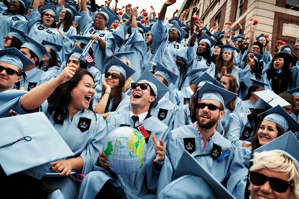 Stadig flere nordmenn studerer i utlandet. På dette bildet fra 2013 som viser studenter som feirer Graduation Day ved Columbia University, ser vi også Haakon Gloersen (mitten med norsk flagg). Han tok en toårig master i statsvetenskap ved Columbia på ett år. Foto: Linus Sundahl-Djerf