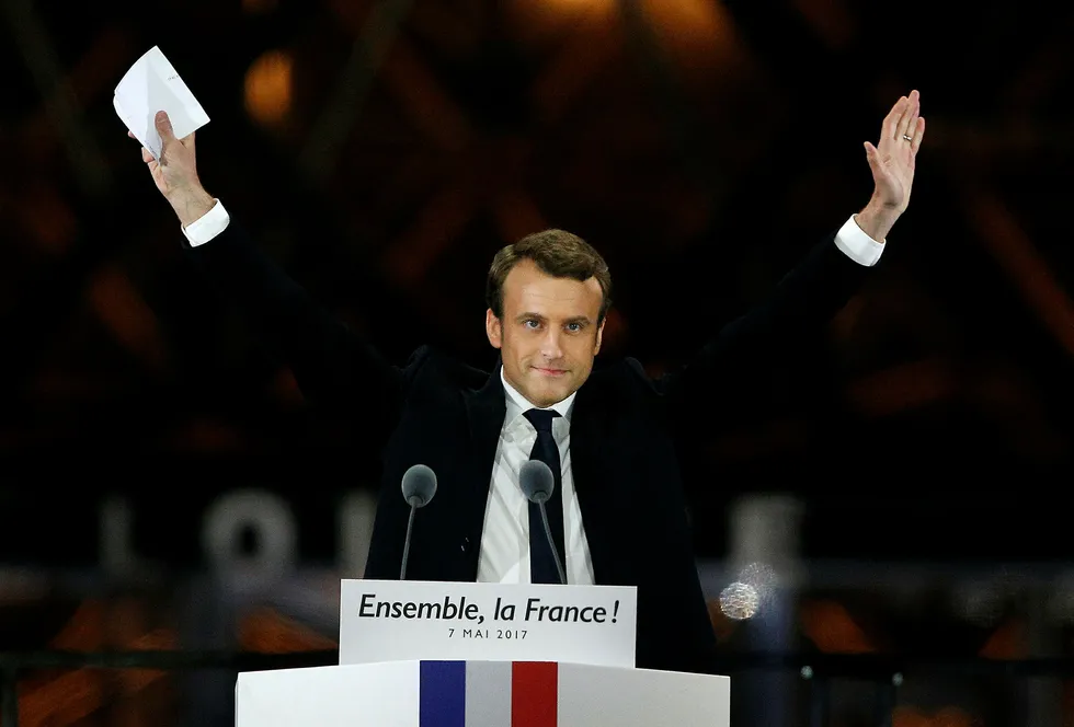 Emmanuel Macron takker tusenvis av tilhengere etter å ha vunnet det franske presidentvalget. Foto: Thibault Camus/AP photo/NTB scanpix