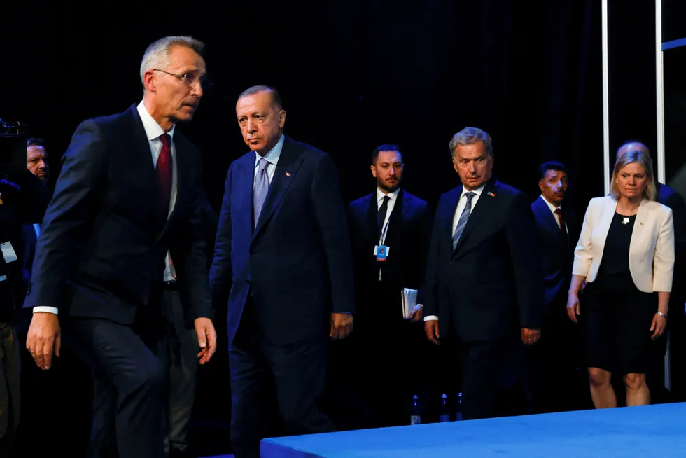 Tyrkias president Tayyip Erdogan, Finlands president Sauli Niinistö, Sveriges statsminister Magdalena Andersson og Natos generalsekretær Jens Stoltenberg på vei for å signere en avtale under toppmøtet i Madrid denne uken.