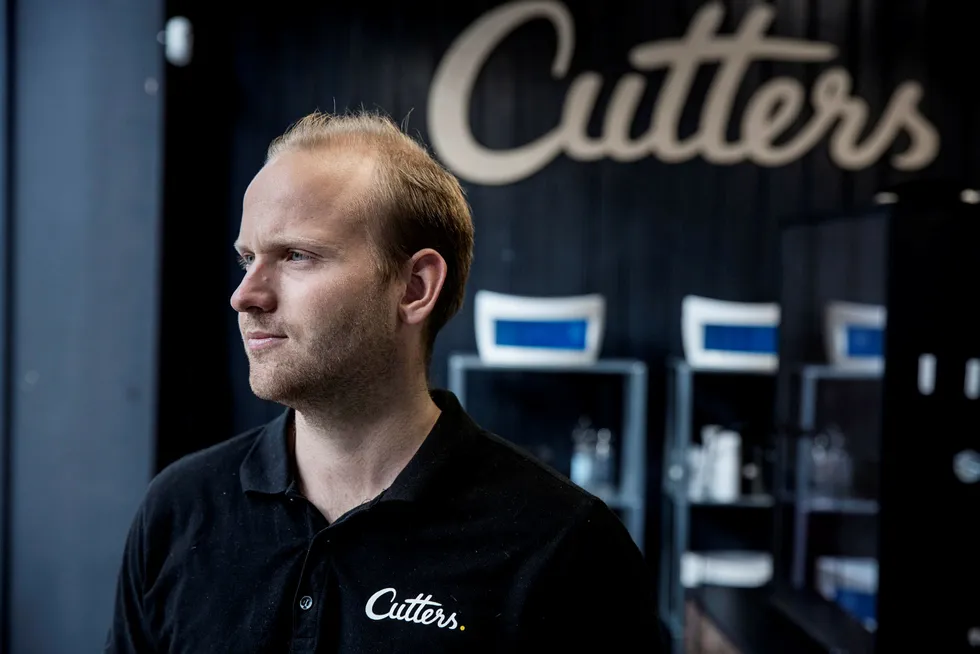 – Det har vært ganske absurd hele opplegget, sier gründer Andreas Kamøy i Cutters om hårvask-oppvasken. Her i frisørsalongen i Torggata i Oslo. Foto: Fredrik Bjerknes