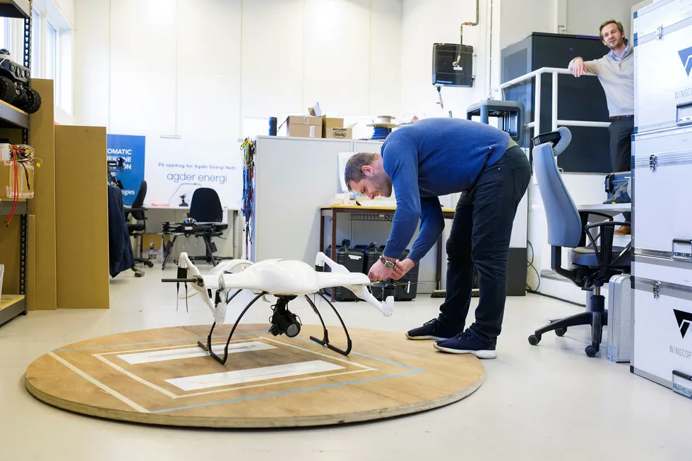 Håkon Kjerkreit ser på at tekniker Martin Ringstrøm i KVS Technologies skrur sammen dronen som har en pris på cirka én million kroner.