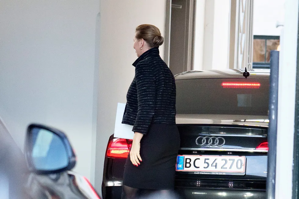 Mette Frederiksen, statsminister og leder i Sosialdemokratene i Danmark, ankommer Amalienborg Slott onsdag.