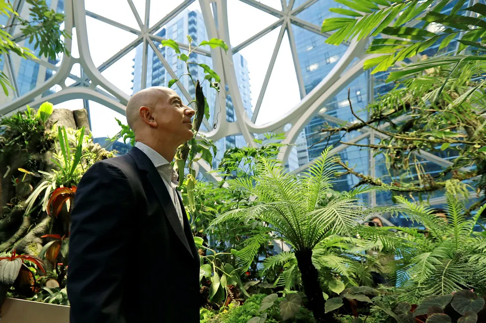 Amazons grunnlegger og sjef Jeff Bezos er fortsatt verdens rikeste person. Her spankulerer rundt i Amazon Spheres i selskapets hovedkvarter i Seattle.