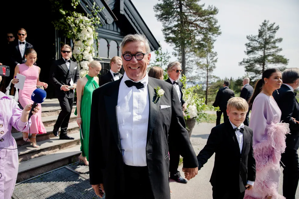 Stein Erik Hagen venter sitt tiende barnebarn, og barna vil nå styre en større del av formuen på egen hånd. Her fra sommerens bryllup mellom sønnen Carl Erik Hagen og Rikke Sandvold.