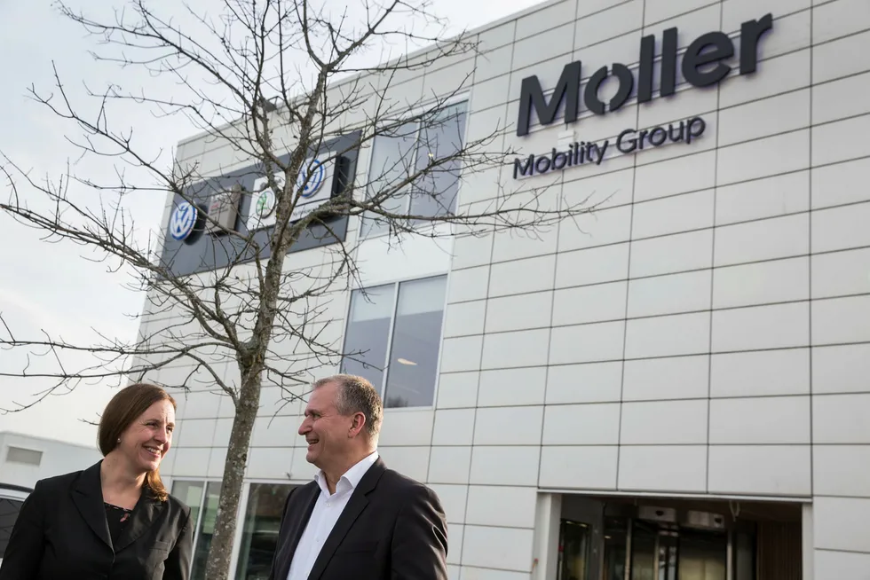 Finansdirektør Anna Nord Bjercke og konsernsjef Terje Male i Møller Mobility Group omsatte for to milliarder mindre i fjor enn i 2017. Nå setter konsernet av penger fordi prisene for bruktbiler er så usikre.