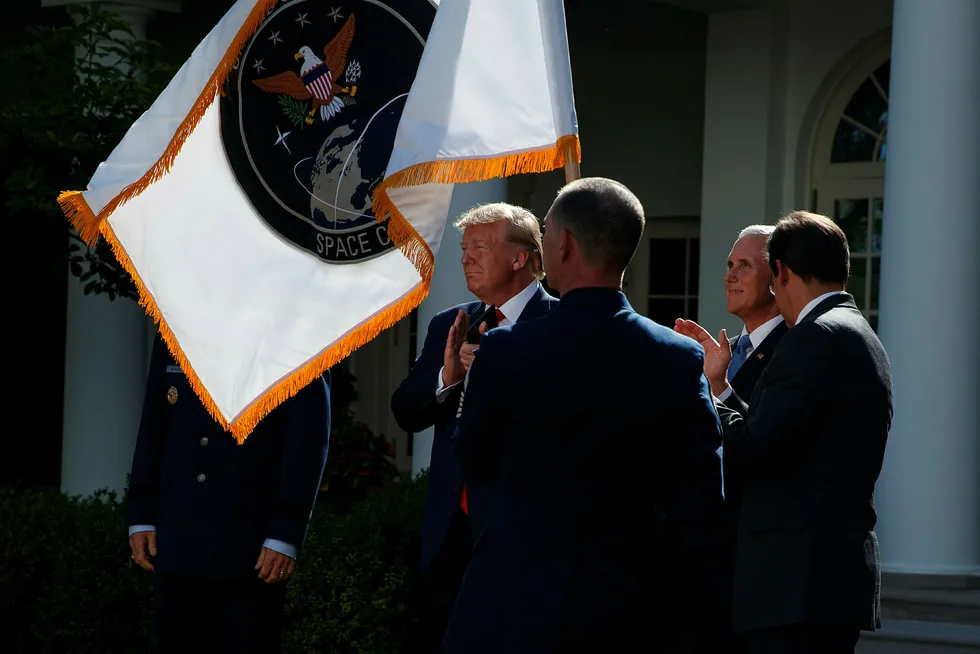President Donald Trump applauderer mens det nye flagget til USAs romkommando heises opp