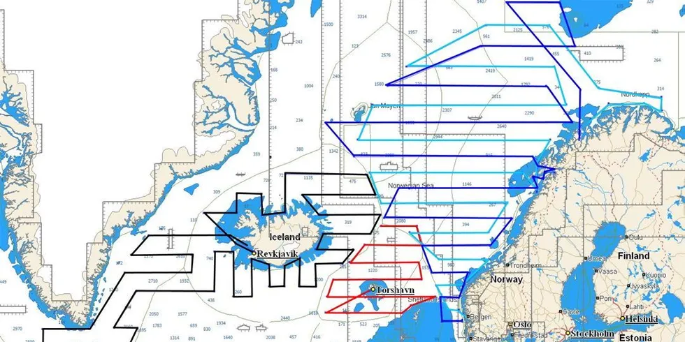 Foreløpig dekningsplan for makrelltoktet i Norskehavet. De blå linjene viser de omtrentlige kurslinjene for "Vendla" og "Brennholm". Det blir en større dekning i Vestfjorden enn vist her. Island skal dekke de svarte kurslinjene,mens Færøyene skal dekke de røde linjene. Kart: Havforskningsinsituttet.