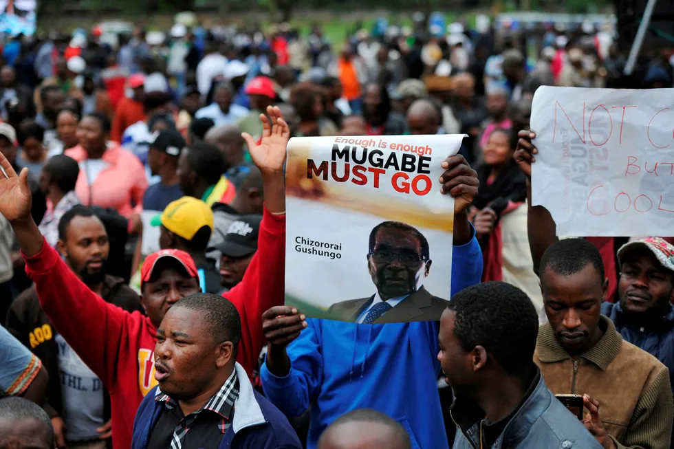 Det pågår lørdag store demonstrasjoner i Zimbabwes hovedstad Harare med krav om at Robert Mugabe trekker seg som president. Foto: AFP Photo/NTB scanpix