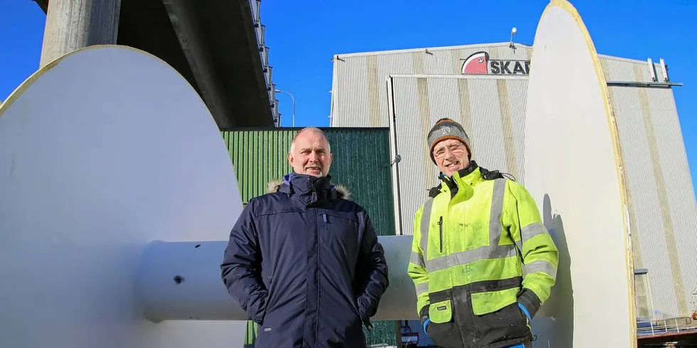 SUKSESS: Gründerne Jon Nybø og Per Hovde har med Lofoten Hydraulikk hatt suksess med eget hydraulisk dekksutstyr til fiskeflåten. Her med det som skal bli til en vinsj om bord i en 40-metring.Foto: Silje Helene Nilsen