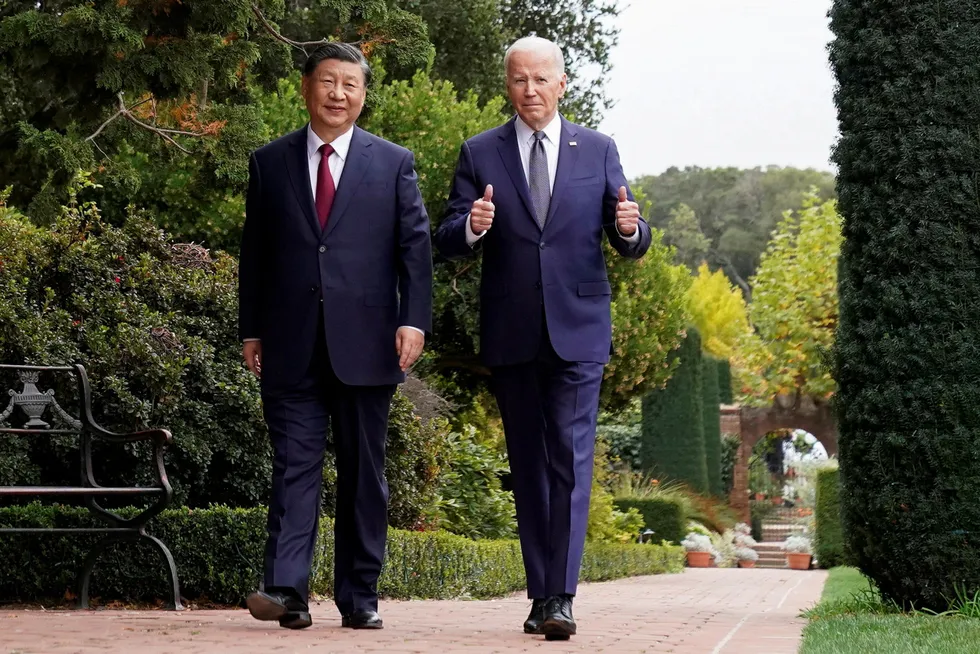 Xi Jinping (til venstre) og Joe Biden på eiendommen Filoli utenfor San Francisco i den amerikanske delstaten California onsdag. Dette var første gang presidentene møttes ansikt til ansikt siden G20-møtet i Indonesia for ett år siden.