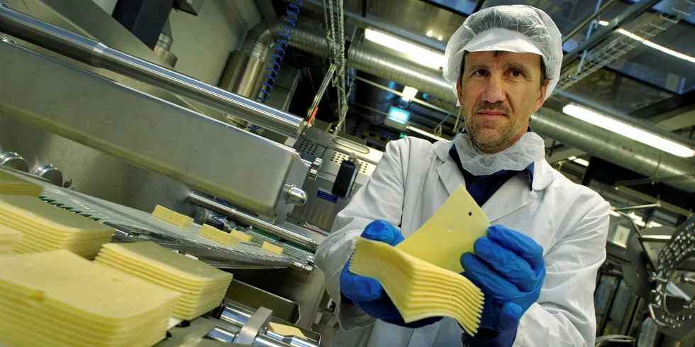 Det er på tide fiskeriinteressene trumfer landbruket når det gjelder å få på plass en frihandelsavtale med Storbritannia. Her pakker Oddvin Drøpping ost i skiver ved Tine Midt-Norges anlegg på Heimdal.