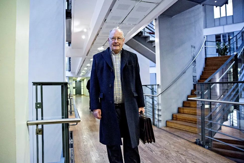 Sveaas-advokat Erik Wahlstrøm (74) vil ikke si noe om hvordan han ser på å bli styreleder i hovedaksjonær Hannah Wilhelmsens selskap mot hennes vilje.