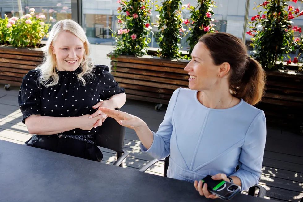 Amanda Sundström, vikarierende sjefstrateg i SEB (til venstre), og makrostrateg Marthe Eide.