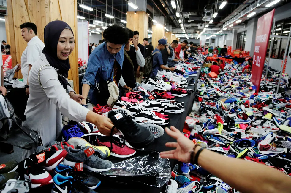 Indonesias finansminister mener det meste går riktig vei for landets økonomi, men det private forbruket er for lavt. Millenniumsgenerasjonen får skylden for at den økonomiske veksten ikke er høyere enn fem prosent. Foto: Beawiharta/Reuters/NTB Scanpix