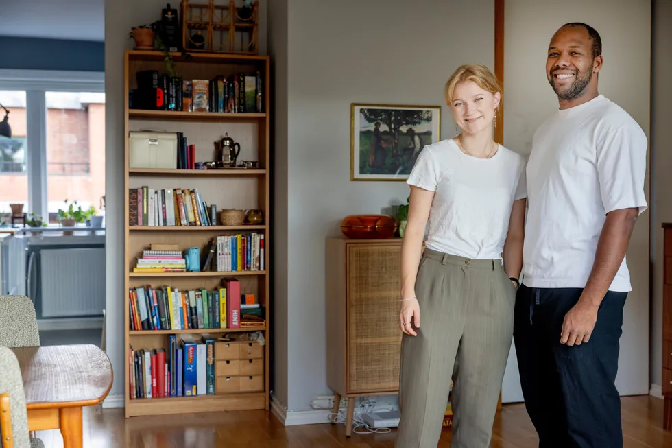 Tolu Adekoya og Marte Næss Thomassen har nettopp flyttet inn i sin første leilighet på St. Hanshaugen i Oslo. Men frisk boligprisvekst og mange om benet førte til at boligjakten ble langt mer intensiv enn de trodde.