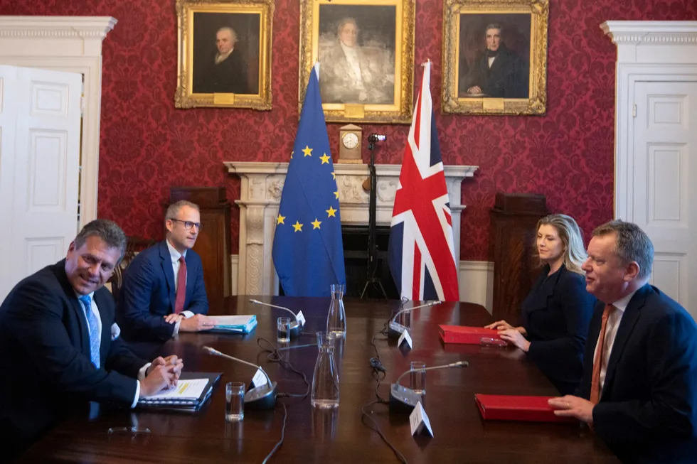 EUs sjefforhandler Maros Sefcovic (til venstre) og hans britiske motpart David Frost, rett før bruddet i forhandlingene i London onsdag. Bak deres respektive sekundanter.