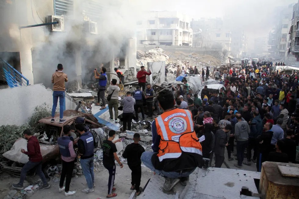 Palestinere inspiserer en ødelagt skole etter et israelsk bombeangrep 14. november i Gaza.