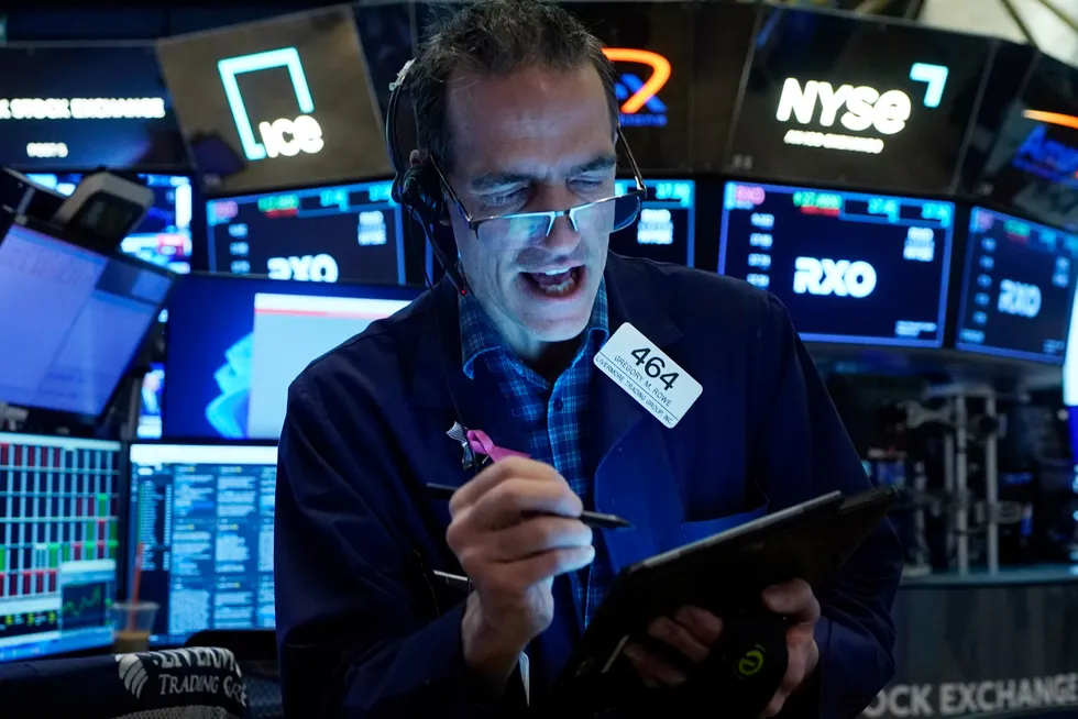Optimismen fortsetter på Wall Street, her representert ved megler Gregory Rowe på New York Stock Exchange (Nyse).