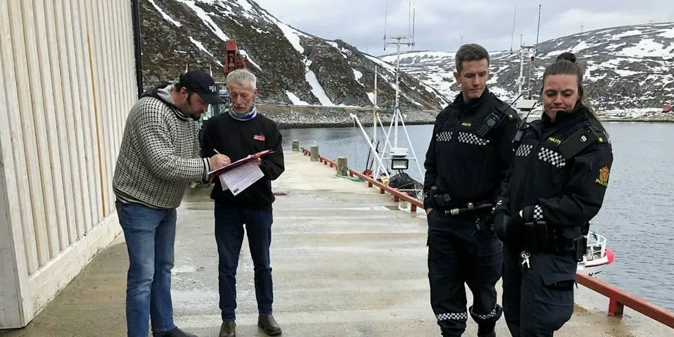 PÅ TILSYN: Mattilsynet kom på inspeksjon på Lyder Fisks anlegg i Dyfjord. Med seg hadde de politiet.Foto: Jørn Mikael Hagen