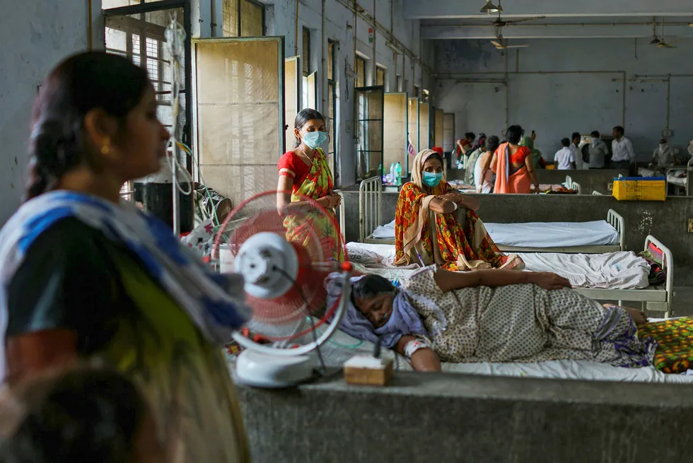 Statsminister Narendra Modi lanserte i helgen gratis helseforsikring for 40 prosent av Indias fattigste. Det er satt et tak på 55.000 kroner for hver behandling. Her fra Murari Lal Chest-sykehuset i Kanpur hvor pasienter blir behandlet for lungeplager på grunn av forurensing.
