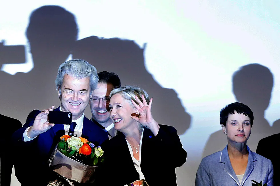 Populismen kommunisert av Farage, Trump, Wilders og Le Pen er en lang rekke variasjoner over samme oppskrift. Her den høyreradikale nederlanske politikeren Geert Wilders sammen med franske Marine Le Pen. Foto: Michael Probst/AP/NTB Scanpix