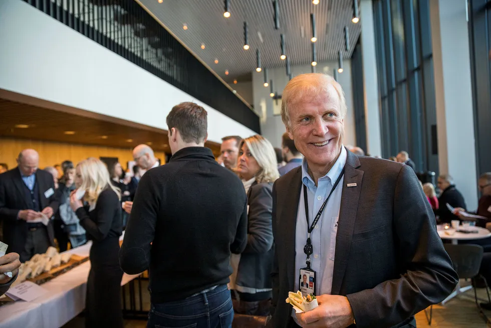 Avinor-sjef Dag Falk-Petersen var onsdag på Luftfartstilsynets konferanse i Bodø. Han sier planene for en stor sjømatterminal på Gardermoen kan bli endret eller stoppet om ikke private investorer vil finansiere prosjektet.