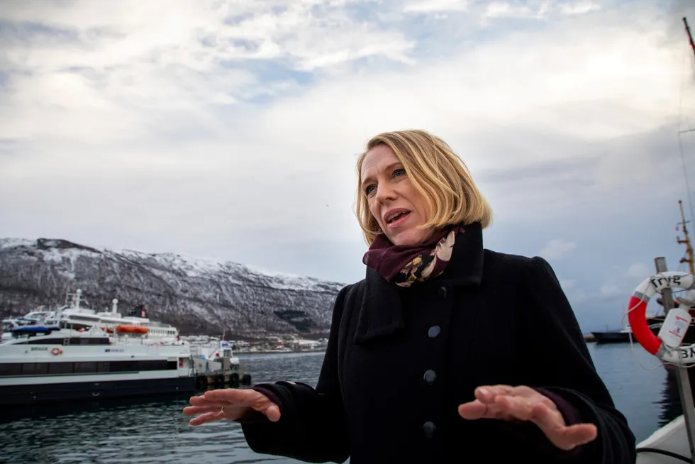 Utenriksminister Anniken Huitfeldt (Ap) sitter i styret i Akershus Arbeiderparti som går mot valgløftet om å oppløse Viken.