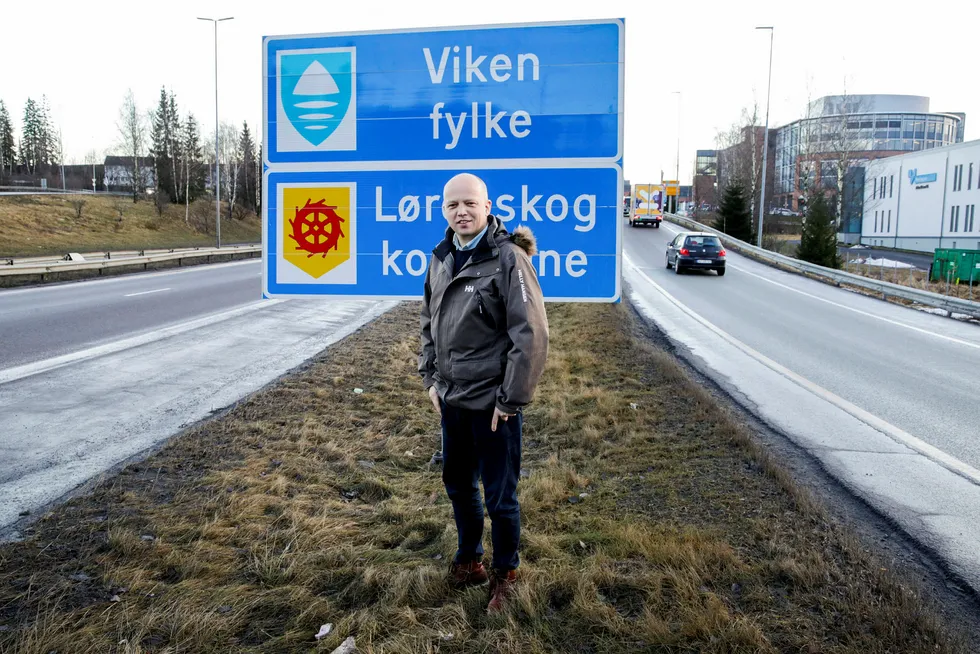 Senterpartiets leder, Trygve Slagsvold Vedum, foran skiltet med Viken Fylke på grensen mellom Oslo og Akershus.