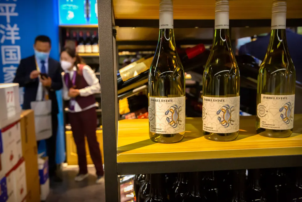 Kina er blitt et viktig marked for australsk vin. Nå er det innført straffetoll de neste fem årene. Årsaken er «prisdumping» – en påstand australske vinprodusenter og myndigheter avviser. Her fra China International Import Expo (CIIE) i Shanghai i november 2020.