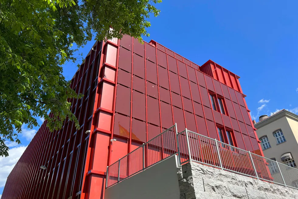 Sofienberg skole som er nettopp ferdigstilt, har integrerte solceller i fasaden, skriver artikkelforfatterne.