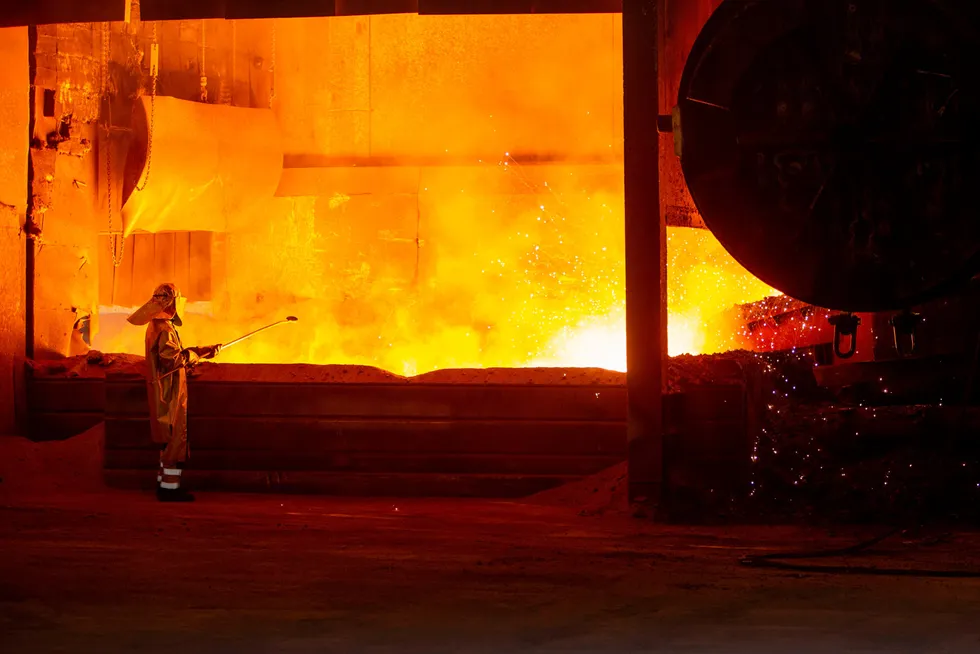 Flytende mangan helles over i støpekaret inne i produksjonsanlegget til Eramet i Sauda. Ansatte i bedriften er i streik for første gang på 52 år.