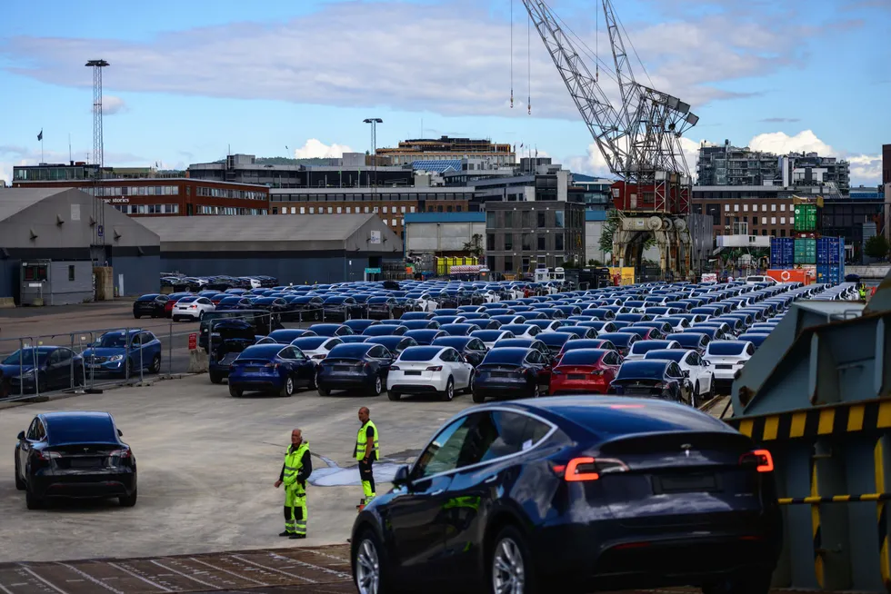 Tesla leverte ut over 5000 biler i mars. Her losses de første Model Y av en båt i Oslo i august i fjor.