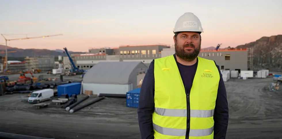 Håkon André Berg, sjef i Salmon Evolution, ved anlegget ved Indre Harøy i juni 2021.